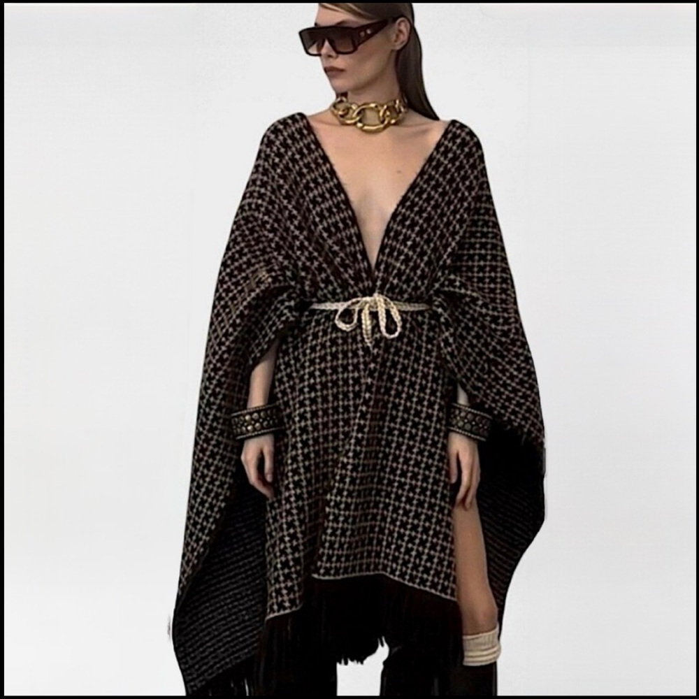 𝐙𝐀𝐑𝐀 Knit cape with jacquard detail and fringe. Size M